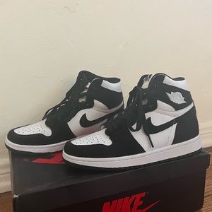 NIKE AIR JORDAN 1 MID - Size 4Y / Euro 36 - Black & White